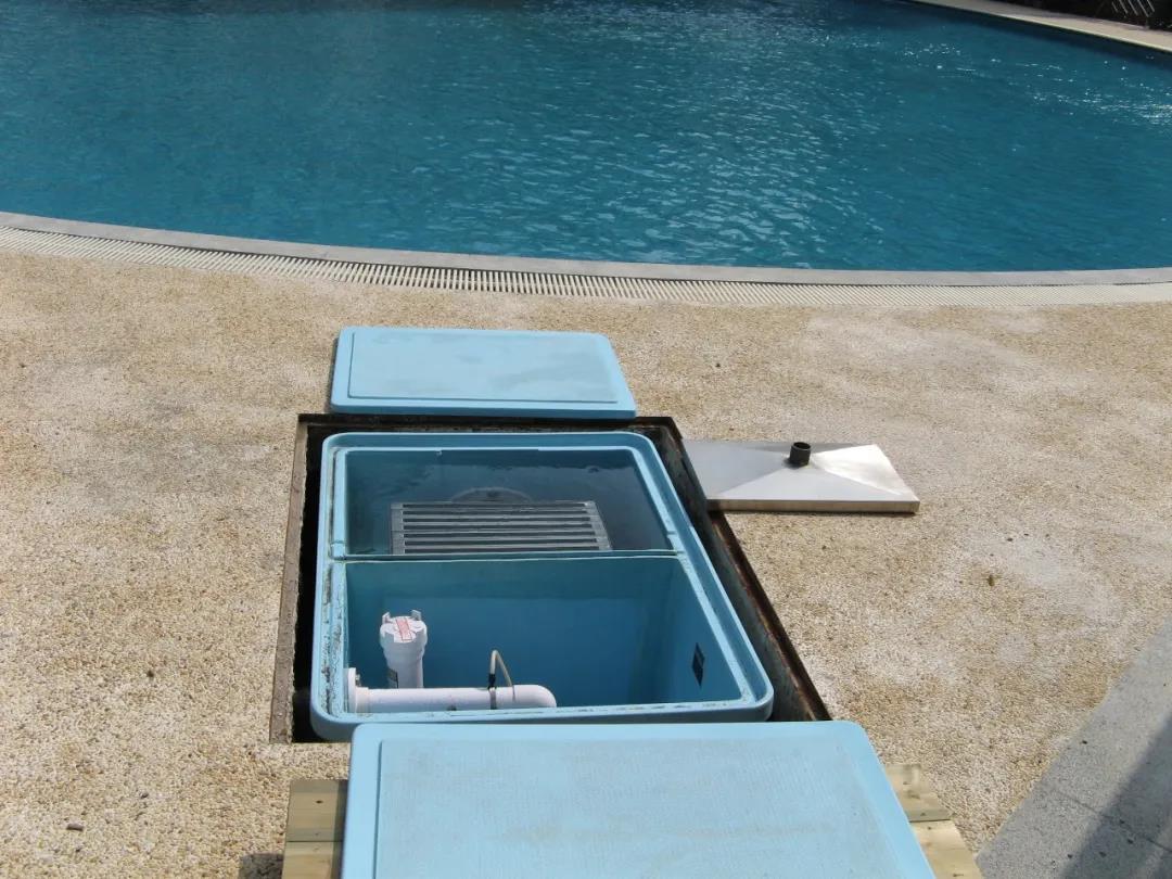 没做水处理系统的旧泳池荒废成臭水池？