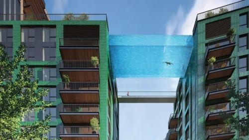 全球首座“浮动”泳池，35米高空全透明天际泳池
