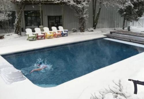 即使是下着雪，也能在室外游泳！